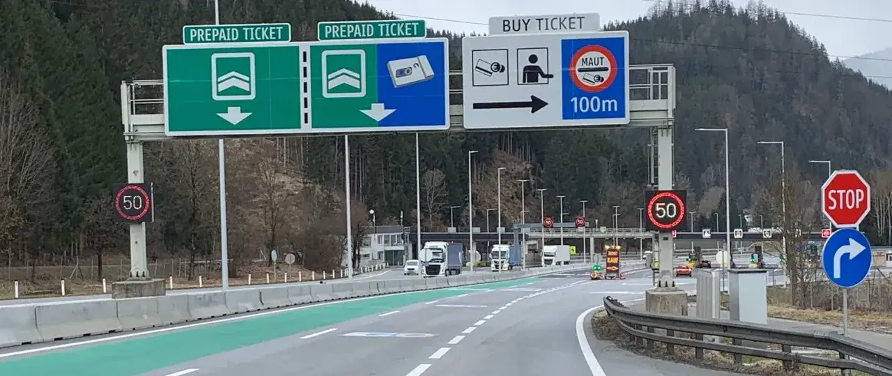 Segnali stradali in Austria per moto: acquisto biglietto, limiti di velocità 50, pedaggio (Maut) e stop.