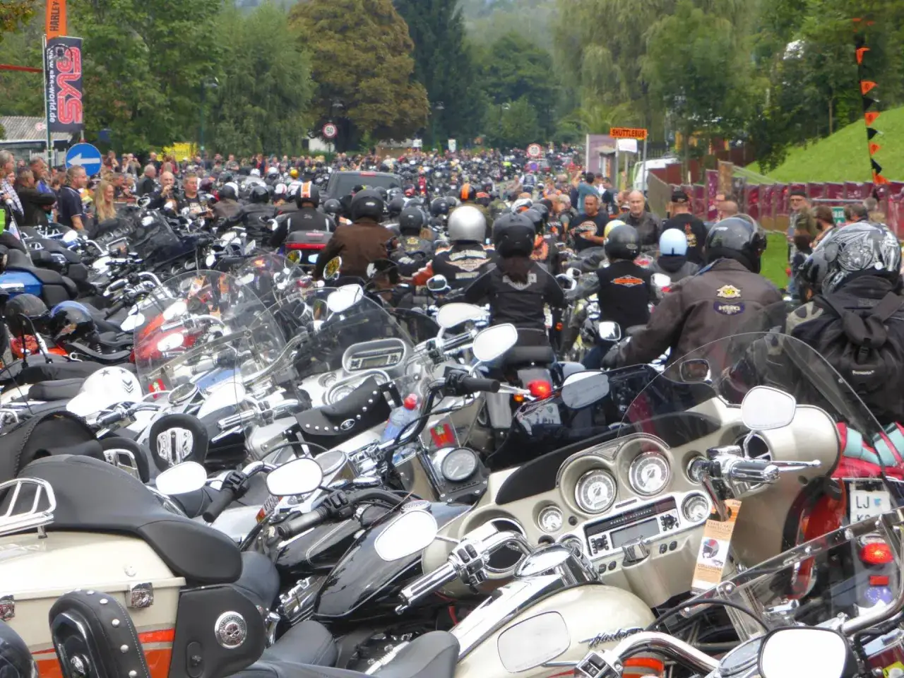 Folla di motociclisti e moto cromate, un'atmosfera vibrante tipica della European Bike Week.