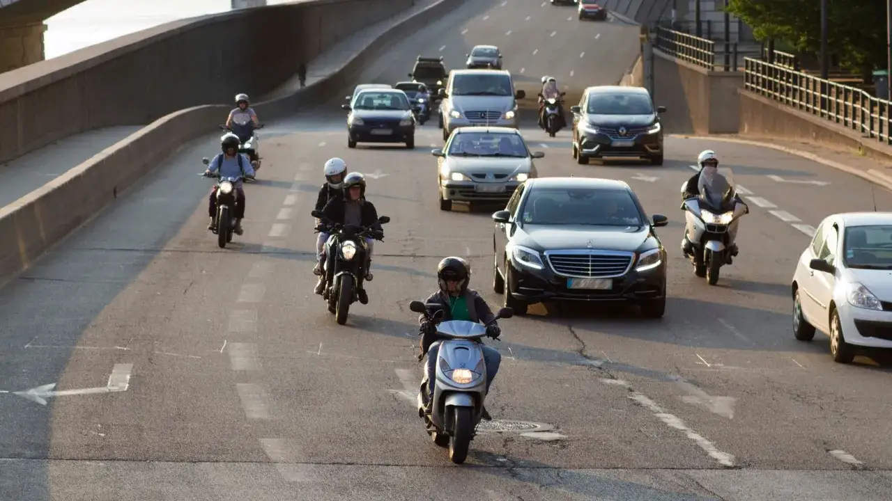 Diversi motociclisti sfrecciano sull'autostrada, godendosi la libertà della strada.