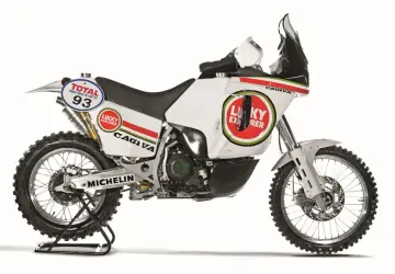 Cagiva Lucky Explorer, pronta per il Dakar. Motocicletta da rally con numero 93 e sponsor Total.
