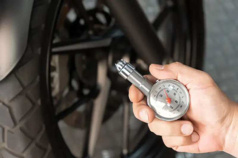 Controllo della pressione gomme moto con manometro. La sicurezza prima di tutto!