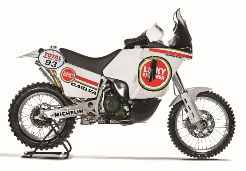 Cagiva Lucky Explorer, pronta per il Dakar. Motocicletta da rally con numero 93 e sponsor Total.